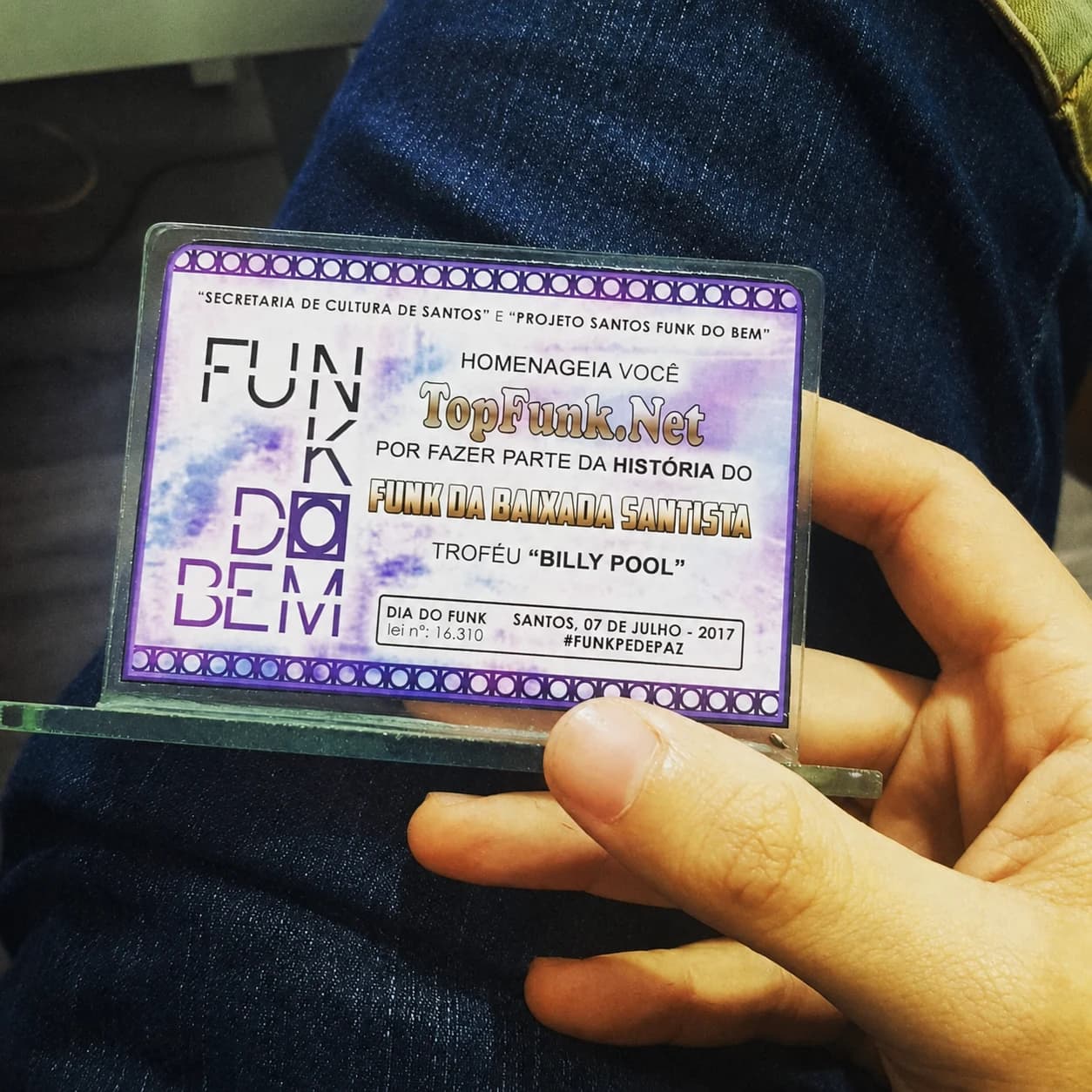 Troféu Billy Pool homenageando o TopFunk por fazer parte da história do funk da Baixada Santista